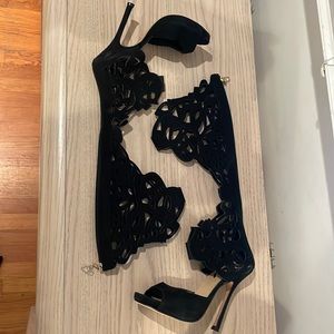 Aennis Eunis - Suede sandals with lace print details. Dust bag included.